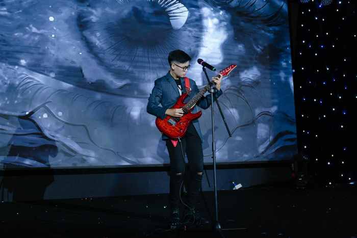 Tự tin khoe cá tính, nam sinh Trường ĐH FPT 'gặt' loạt giải thưởng từ nghệ thuật đến học thuật Ảnh 2