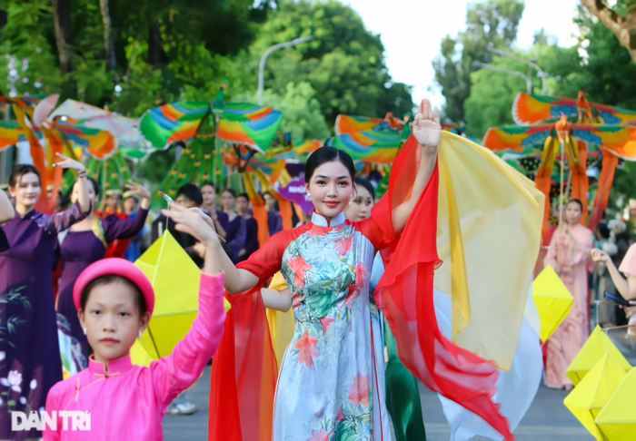Bích Hà trong trang phục áo dài đỏ tham gia một sự kiện
