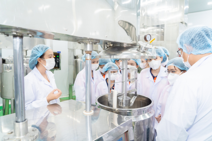 Chuyến tham quan đến nhà máy giúp sinh viên hiểu về quy trình sản xuất và quản lý chất lượng sản phẩm
