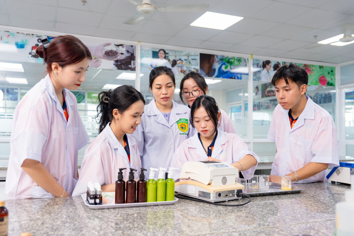 Giờ học thực hành sáng tạo mỹ phẩm