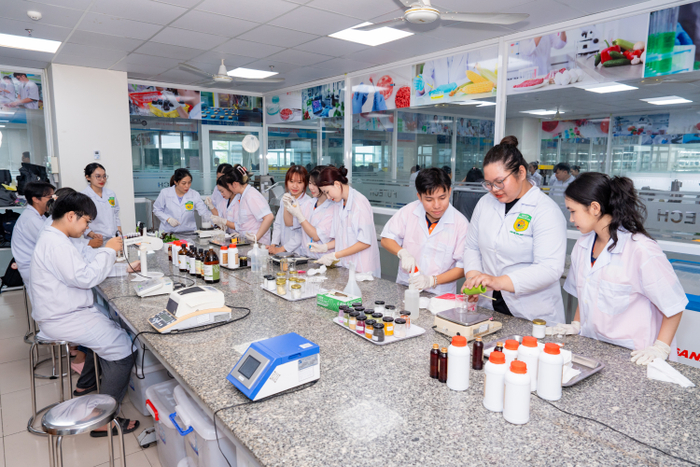 Các cử nhân Công nghệ thẩm mỹ tương lai sáng tạo mỹ phẩm trong phòng thí nghiệm