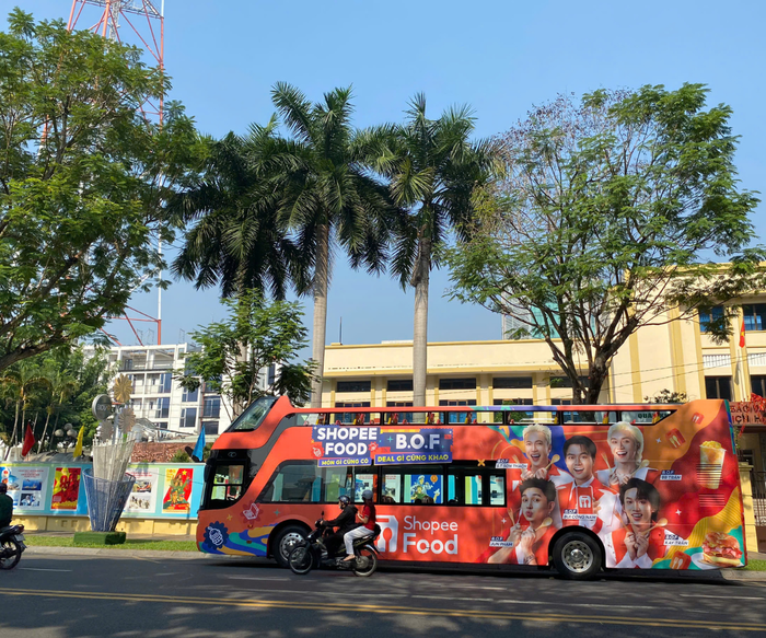 Giới trẻ Sài thành thích thú khi bắt gặp xe bus 2 tầng được “thay màu” cam rực rỡ. 