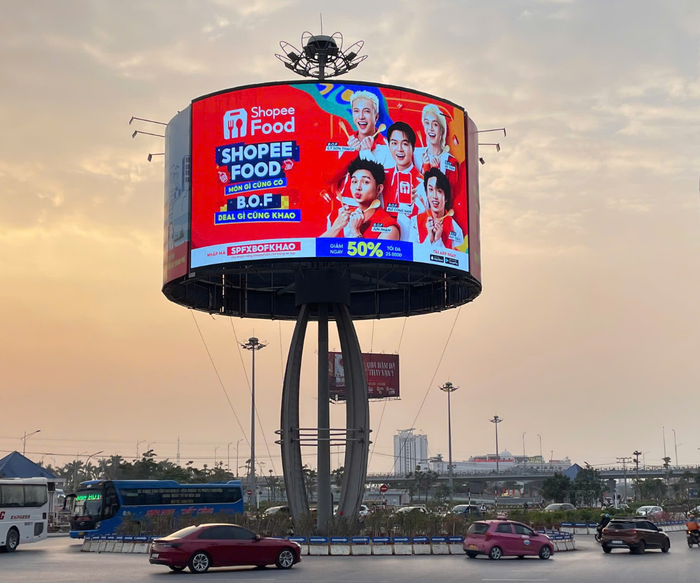 Và “thay màu” biển quảng cáo tại vòng xoay khu Vincom Plaza Imperia, Hải Phòng