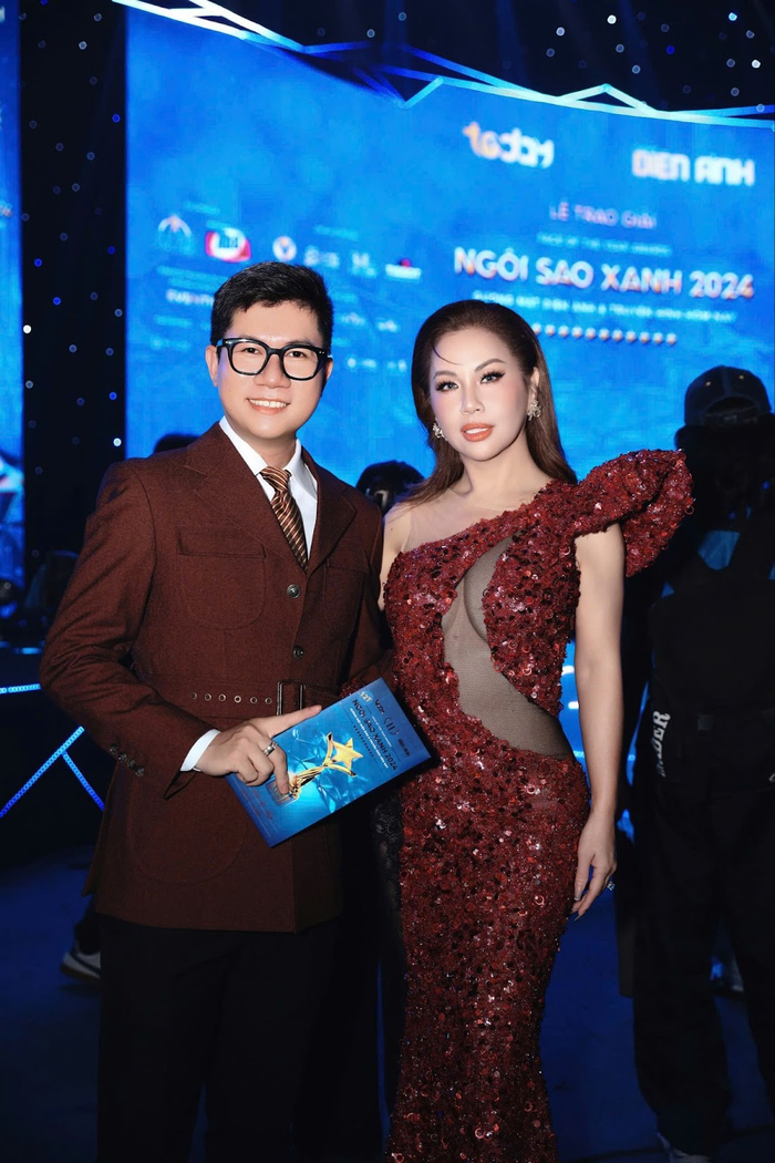 Đạo diễn Jos Tuấn Dũng chụp ảnh cùng ca sĩ Minh Tuyết - Ảnh Thanh Hùng, Hưng Phạm