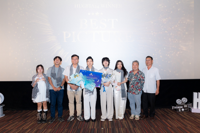 Sinh viên Nguyễn Hoàng Huy (thứ 4 từ phải sang) và ekip dự án Cánh đồng trắng nhận giải thưởng Best Picture