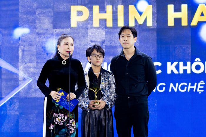 31 chiếc cúp của Giải thưởng Ngôi Sao Xanh 2024 đã chính thức tìm được chủ nhân Ảnh 4