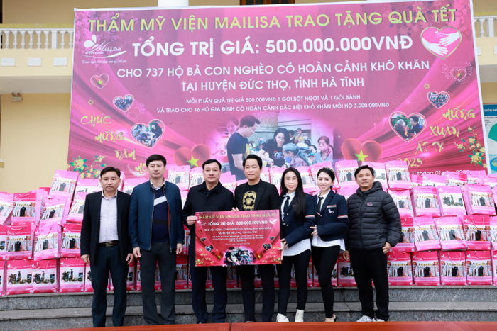Hình ảnh vợ chồng doanh nhân Hoàng Kim Khánh Mailisa trao quà cho bà con tại huyện Đức Thọ.