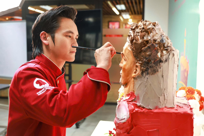 Nghệ nhân Tình Phan, một chuyên gia điêu khắc bánh kem tài năng tại Nhất Hương. Ảnh: Nhất Hương