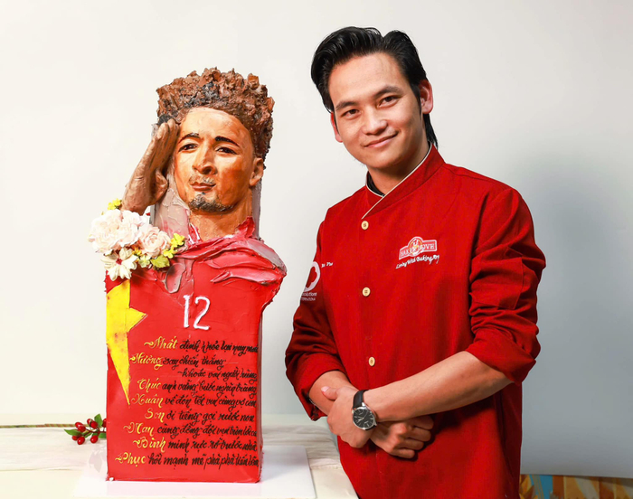 nghệ nhân Tình Phan – người tạo ra tác phẩm điêu khắc 3D Nguyễn Xuân Son. Ảnh: Nhất Hương