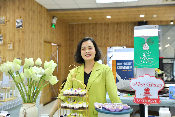 Chị Chu Hội - Giám đốc Kinh doanh của Nhất Hương, dẫn dắt đội ngũ Nhất Hương tạo ra chiếc bánh kem 3D cảm xúc. Ảnh: Nhất Hương