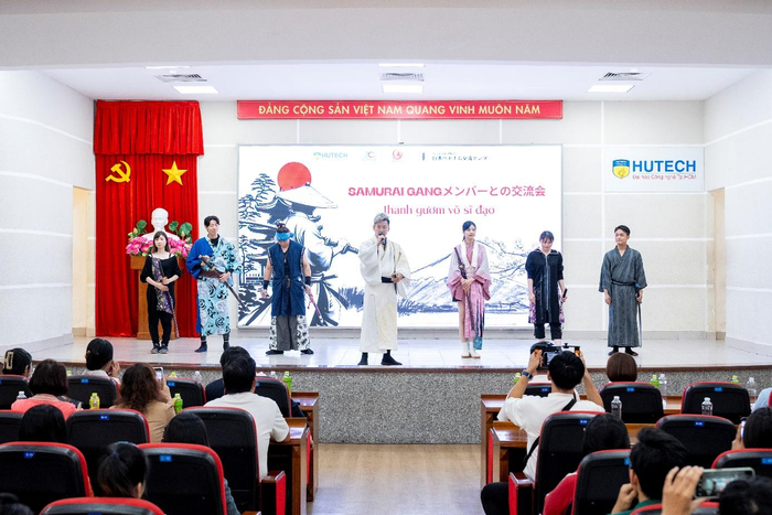 Sinh viên giao lưu biểu diễn kiếm đạo