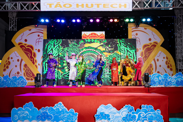 Sinh viên hóa thân thành chuyên viên tổ chức sự kiện chuyên nghiệp, thực hiện các chương trình xuân tại trường