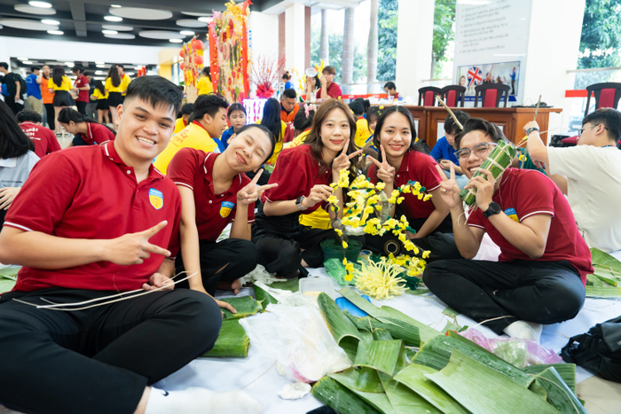 Sinh viên HUTECH vui xuân với đa dạng hoạt động ý nghĩa Ảnh 1