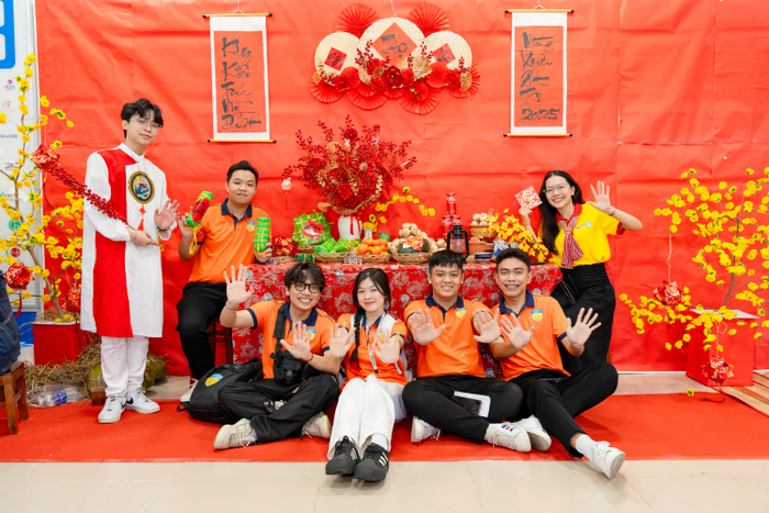 HUTECH Chào Xuân 2025 mang lại không khí Tết rộn ràng ngay trong khuôn viên trường