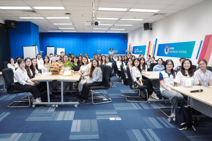 UEF tăng cường học tập thực tiễn tại doanh nghiệp cho sinh viên