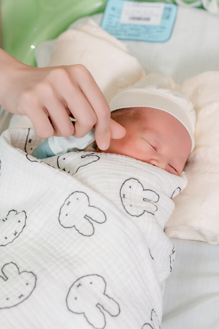 Ca sĩ Hồ Quang Hiếu hạnh phúc đón con trai đầu lòng tại Bệnh viện Quốc tế Mỹ (AIH) Ảnh 2