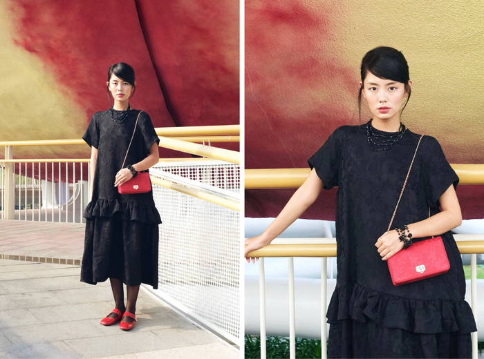 Influencer Yum khoe sắc với vẻ đẹp kiêu kỳ khi kết hợp thiết kế túi Jacquard cùng đôi giày Mary Janes từ bộ sưu tập Lunar New Year của CHARLES & KEITH. 