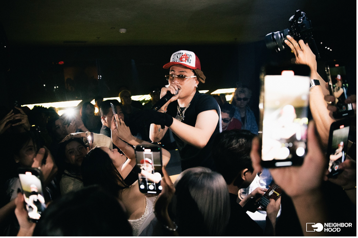 Âm nhạc và vibe khác biệt cùng các món snack nhâm nhi .. tất cả hoà quyện tạo nên một đêm 'chơi' đúng nghĩa. Ảnh Neighborhood.