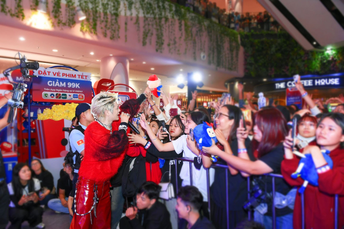 RHYDER thả gấu bông xuống sân khấu tặng fan hâm mộ khiến hàng trăm fan girl phấn khích nhào lên đón quà. 