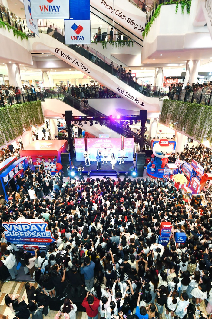 Trước giờ G, đông đảo fan đứng chờ đợi RHYDER xuất hiện, khẳng định sức hút của anh chàng không hề thua kém bất kỳ idol Kpop nào.