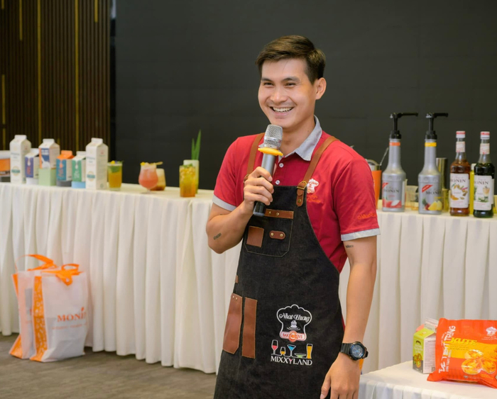 Nguyễn Quang Liêm – từ bartender trẻ tuổi đến chuyên viên phát triển công thức sản phẩm của Nhất Hương. Ảnh: Nhất Hương