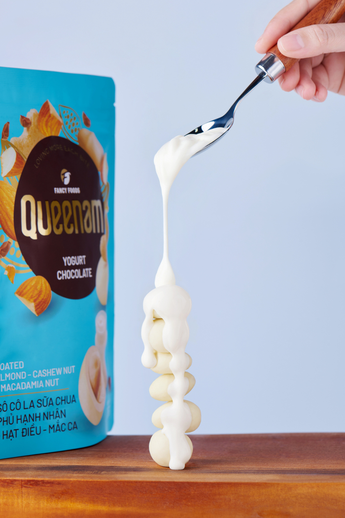 Queenam Yogurt Chocolate không chỉ mang hương vị chua ngọt đầy lôi cuốn của sữa chua và sô cô la, mà còn bổ sung lợi khuẩn tốt cho đường tiêu hóa, mang đến sự cân bằng giữa vị ngon và lợi ích sức khỏe. Ảnh: Queenam