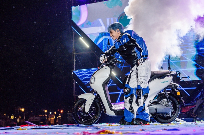 Xe điện Yamaha NEO’s được Quang Hùng MasterD lựa chọn làm “bạn diễn” trong concert tối qua