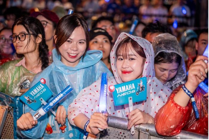Khán giá được phát quạt, lightsticks và áo mưa tại Yamaha PHIÊU Concert