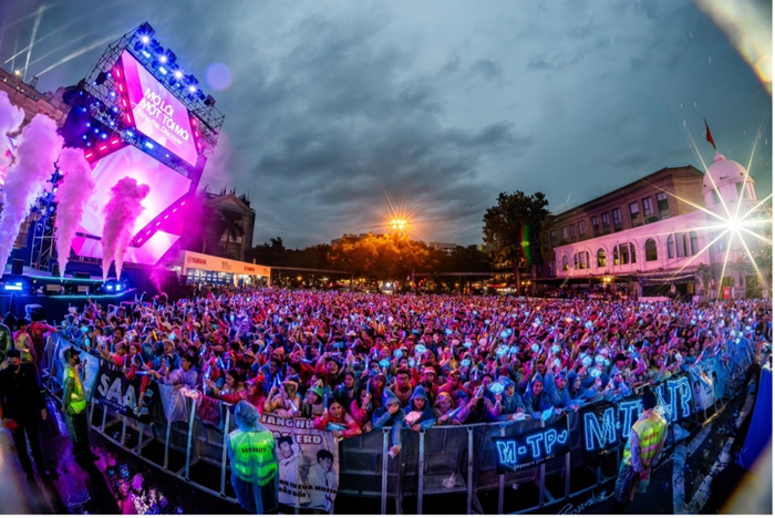 Cơn mưa lớn tại Hà Nội không hề làm không khí bớt “cháy”