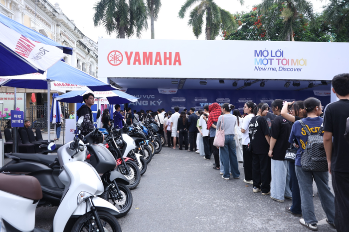 Hàng dài người tham gia xếp hàng đăng ký lái thử xe