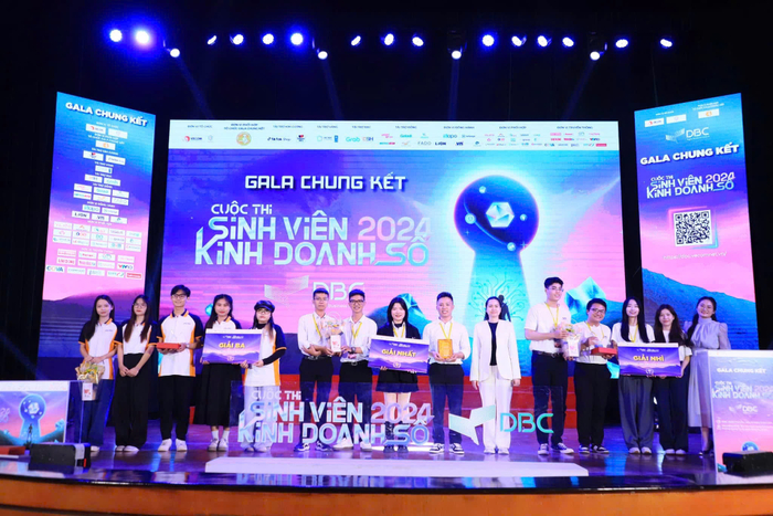 Nhóm Minh Thông vinh quang nhận cúp vô địch tại hạng mục Truyền thông số