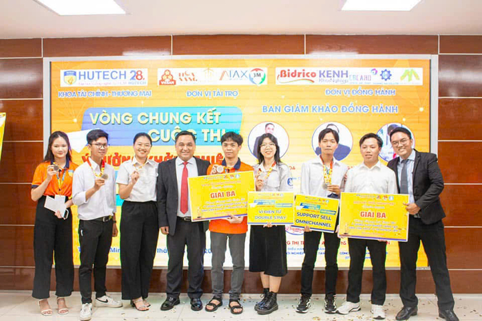 Hành trình vươn mình của Thông cũng bắt đầu từ các sân chơi học thuật tại HUTECH