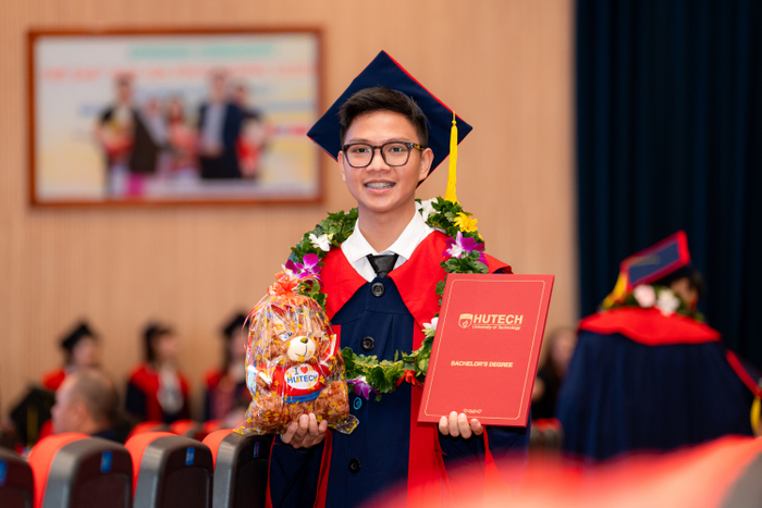 Tân khoa Phan Minh Thông rạng rỡ trong ngày tốt nghiệp