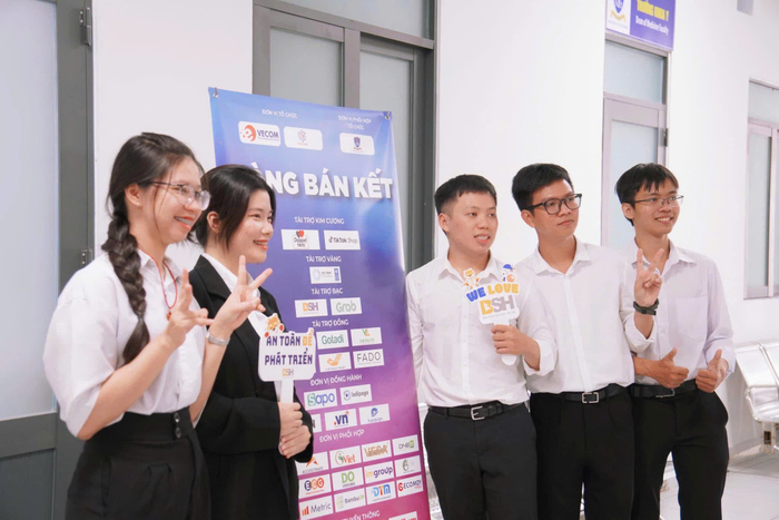 Minh Thông (thứ 2 từ phải sang) luôn cố gắng thử sức ở đa dạng sân chơi học thuật - khởi nghiệp