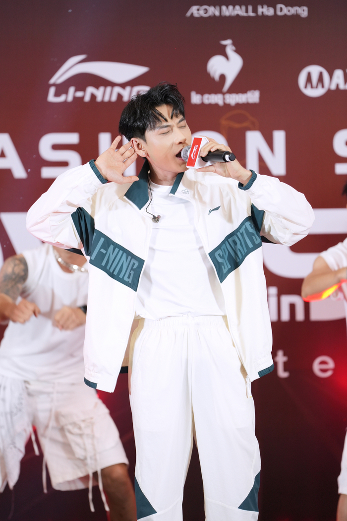 Isaac khuấy động không khí bằng những bản hit quen thuộc