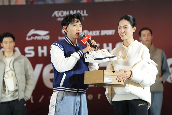 Đôi giày The Rizz xuất hiện ấn tượng trong phần trình diễn của Isaac