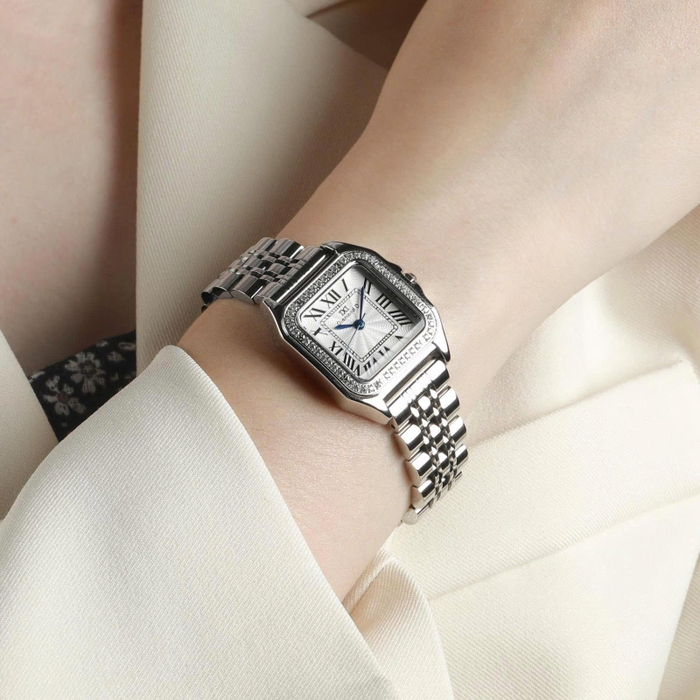 Nữ doanh nhân thành đạt chọn đồng hồ dây kim loại thanh lịch, mặt số tối giản – điểm nhấn quyền lực và tinh tế trong những cuộc gặp gỡ.