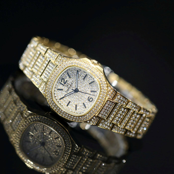 Người mẹ hiện đại ưu ái những thiết kế đính đá lấp lánh – như cách họ trân trọng và làm đẹp thêm từng phút giây cuộc sống.