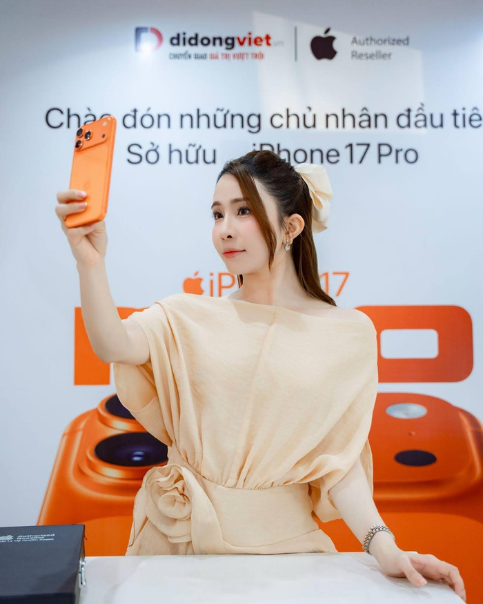 Diễn viên Quỳnh Nga check-in ngay khi “đập hộp” iPhone 17 Pro Max màu cam vũ trụ.