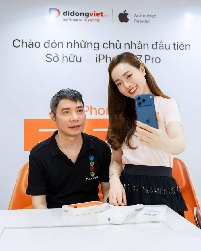 Hình ảnh NSND Công Lý đi nâng cấp “Táo mới” đang được cộng đồng mạng quan tâm.