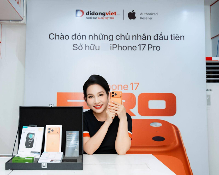 Diva Mỹ Linh chọn iPhone 17 Pro Max màu “bắt trend” năm nay.