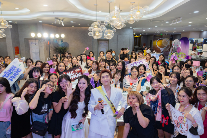 Với sự thân thiện và nghiêm túc trong sự nghiệp, Tăng Phúc sở hữu một cộng đồng fan đáng mơ ước, luôn ủng hộ thần tượng. STYLE by PNJ.