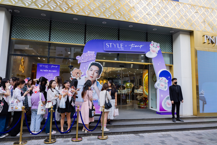 Từ sớm, đông đảo fan hâm mộ đã có mặt tại cửa hàng PNJ NEXT Cầu Giấy (Hà Nội) để gặp gỡ Tăng Phúc và sở hữu bộ sưu tập Ngọc Trai Nhỏ. Ảnh: STYLE by PNJ.