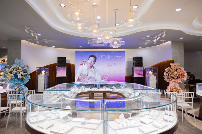 Mang phong cách sang trọng và hiện đại, PNJ NEXT là không gian trải nghiệm hoàn hảo, nơi các bạn trẻ có thể giao lưu, thỏa sức khám phá và thể hiện bản thân. STYLE by PNJ.