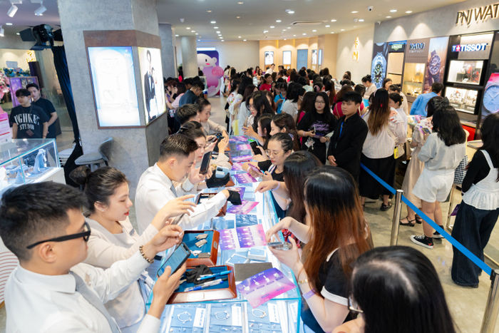 Không chỉ sold out trong vòng 30 phút tại sự kiện, bộ sưu tập Ngọc Trai Nhỏ cũng đã sold out trên website chính thức của PNJ chỉ với 10 phút mở bán. STYLE by PNJ.