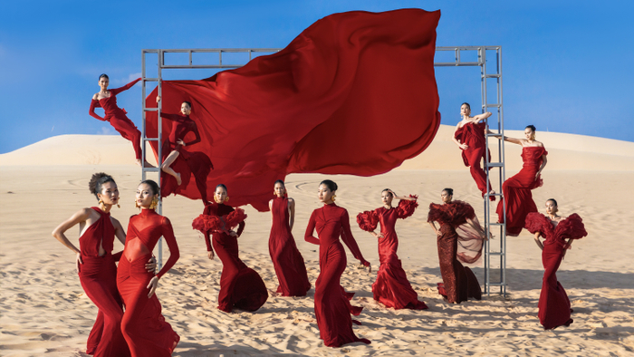 Các thí sinh Vietnam's Next Top Model 2025 đã gây ấn tượng tron thử thách chụp hình trên đồi cát với chủ đề “Việt Nam - Kỷ nguyên vươn mình” trong tập 4