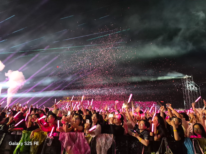Khi ánh sáng, khói và pháo giấy giao nhau, Galaxy S25 FE vẫn bắt trọn từng chi tiết. Không cần ngồi hàng VIP, khoảnh khắc vẫn rực rỡ như ở chính giữa sân khấu.