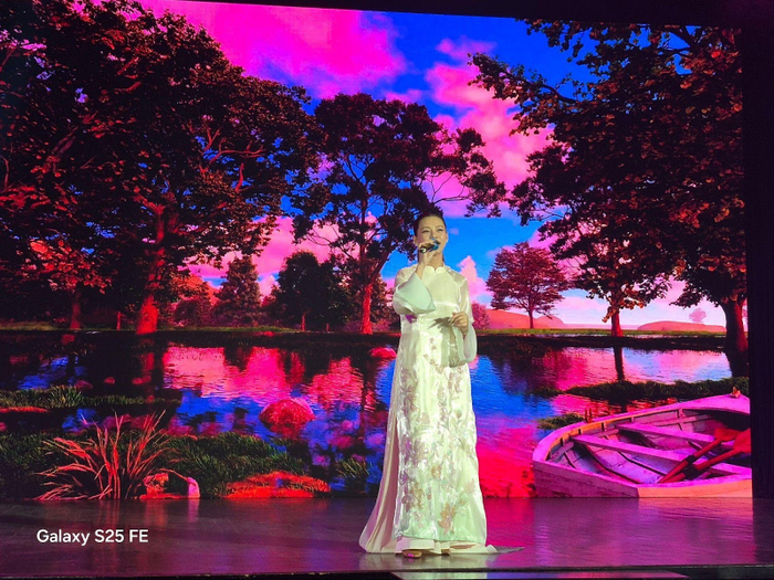 Ánh sáng phức tạp nhưng Galaxy S25 FE vẫn giữ được độ nét rõ ràng ở khoảng cách xa, từng chi tiết sân khấu và nhạc cụ đều được tái hiện chân thực.