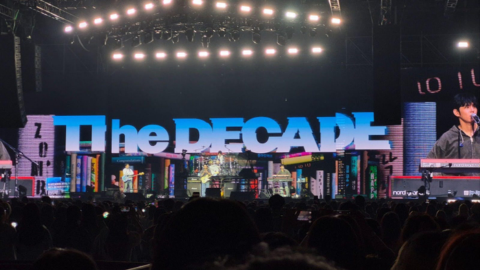 Wide shot bao trọn không khí sân khấu hoành tráng, ánh sáng laser và biển người rõ từng chi tiết chỉ bằng một cú chụp trên.