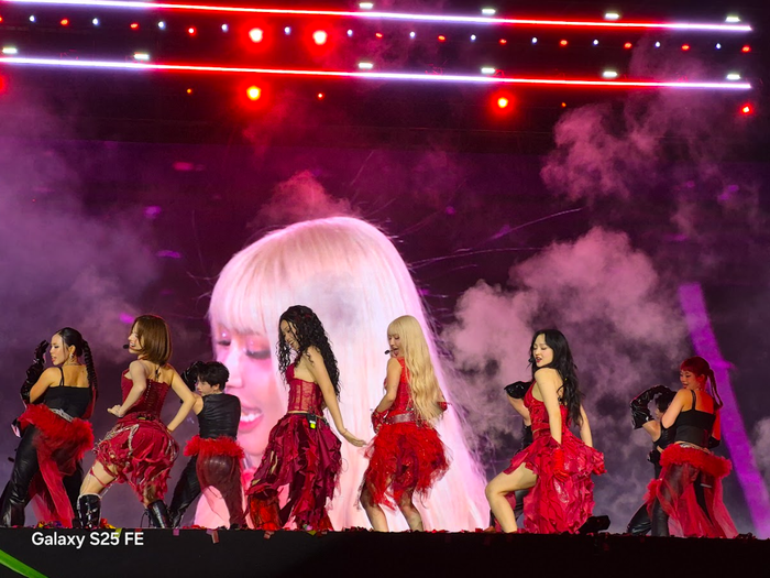 Khoảnh khắc sân khấu bùng nổ, ánh sáng chớp liên tục mà camera của máy vẫn khóa nét ổn định, giữ từng chi tiết rõ ràng như nhìn bằng mắt thường.